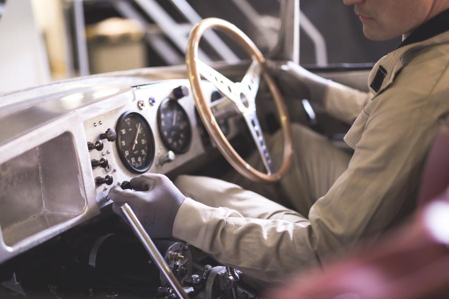 Интерьер Jaguar XKSS Continuation 2016 года  (фото 23 из 28)